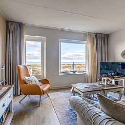 Gemuetliche Sitzecke im Apartment Juliana 116 Zeezicht, De Koog, Texel mit Panoramablick ueber das Wattenmeer.