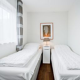 Second bedroom of Apartment Juliana 154 Zeezicht, De Koog, Texel with two single beds and attractive furnishings.