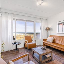 Cozy living room of Apartment Juliana 154 Zeezicht, De Koog, Texel with comfortable leather sofas and sea view.