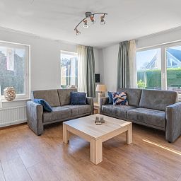 Gemuetliches Wohnzimmer im Ferienhaus Kamperfoelie 97, De Koog, Texel mit viel Licht auf den Watteninseln.