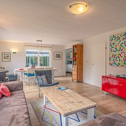 Geraeumiger Wohnraum im Ferienhaus Kamperfoelie 29, De Koog, Texel, ideal fuer Familien.