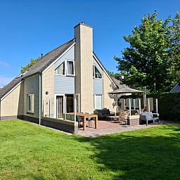 Geraeumiger Aussenbereich im Ferienhaus Kamperfoelie 33 in De Koog Texel.