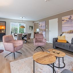 Modernes Wohnzimmer mit Kaminofen im Ferienhaus Kamperfoelie 33, Texel.