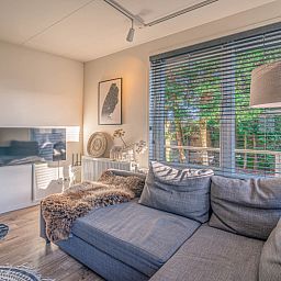 Gemuetliches Wohnzimmer im Appartement Zee van Tijd, De Koog, Texel. Gemuetlicher Innenraum zum Entspannen.