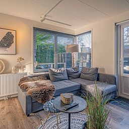 Helle Sitzecke im Appartement Zee van Tijd, De Koog, Texel. Idealer Ort fuer Erholung auf den Watteninseln.