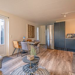 Moderne Kueche und Essbereich im Apartment Zee van Tijd, De Koog, Texel. Perfekt fuer Aufenthalte mit Selbstverpflegung.