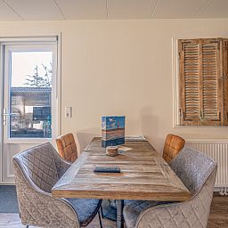 Stilvolle Essecke im Apartment Zee van Tijd, De Koog, Texel. Geniessen Sie die Mahlzeiten in dieser Ferienunterkunft.