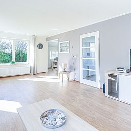 Geraeumiges und helles Interieur des Ferienhauses Kamperfoelie 95, De Koog, Texel