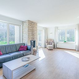 Gemuetliches Wohnzimmer mit Blick auf den Garten im Ferienhaus Honeysuckle 95, De Koog, Texel