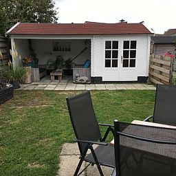 Geraeumige Terrasse des Ferienhauses Jutter in De Koog, Texel. Perfekt fuer Entspannung im Freien auf den Watteninseln.