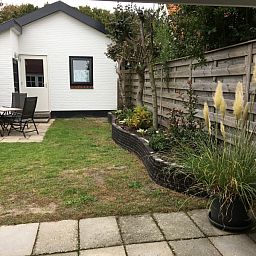 Gemuetlicher Aussenbereich des Ferienhauses Jutter in De Koog, Texel. Ideal fuer Familientreffen und zum Geniessen des Gartens.