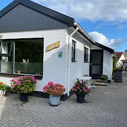Vorderansicht des Ferienhauses Jutter in De Koog, Texel. Charmante Unterkunft auf den schoenen Watteninseln.