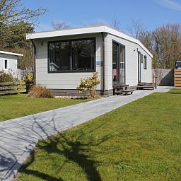 Chalet Bregkoog 208 auf Texel, De Koog, mit einem gepflegten Garten und Wanderwegen.