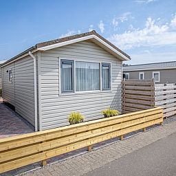 Vooraanzicht van Chalet Bregkoog 88, een vakantiewoning in De Koog, Texel met sfeervolle houten details.