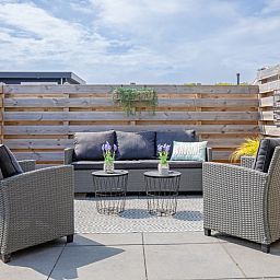 Intieme zithoek op het terras van Chalet Bregkoog 88 in De Koog, Texel op Chaletpark Bregkoog.