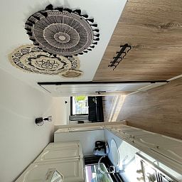 Geraeumige Kueche im Chalet Bregkoog 253, De Koog, Texel mit modernen Annehmlichkeiten und stilvoller Dekoration.