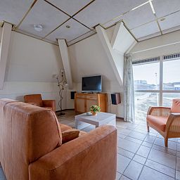 Helles Wohnzimmer im Resort De Buteriggel - Apartment 0, De Koog, Texel mit Blick auf die Duenen.
