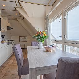 Essecke mit Blumen und Meerblick im Resort De Buteriggel - Apartment 0, De Koog, Texel.