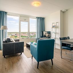 Lichte woonruimte in Appartement Juliana 176 Eilandzicht, De Koog, Texel, ideaal voor ontspanning op de Waddeneilanden.