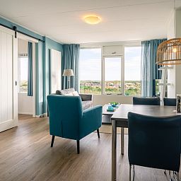 Moderne eetruimte in Appartement Juliana 176 Eilandzicht, De Koog, Texel met uitzicht op de natuur van de Waddeneilanden.