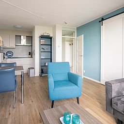 Stijlvolle keuken en eetkamer in Appartement Juliana 176 Eilandzicht, De Koog, Texel, ideaal voor een vakantie op de Waddeneilanden.
