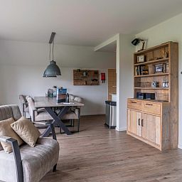 Esszimmer im Nieuwlanderweg 77, De Koog, Texel, mit gemuetlicher Einrichtung und viel Tageslicht, ideal fuer Familienessen auf den Watteninseln.