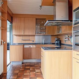 Modern kitchen with wooden finish in Orchismient 55 vacation home De Koog Texel.