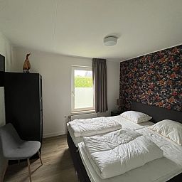 Comfortabele slaapkamer in De Duinven, De Koog, Texel, met moderne inrichting en rustgevende sfeer.