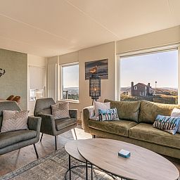 Gemuetlicher Innenbereich des Appartements Juliana 150 Zeezicht, De Koog Texel, mit moderner Einrichtung und Meerblick.