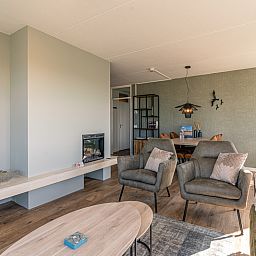 Stilvolles Esszimmer im Appartement Juliana 150 Zeezicht, De Koog Texel, ideal fuer gemuetliche Abendessen.