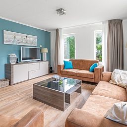 Stylish living room in Holiday home Honeysuckle 49, De Koog, Texel, with comfortable seating.