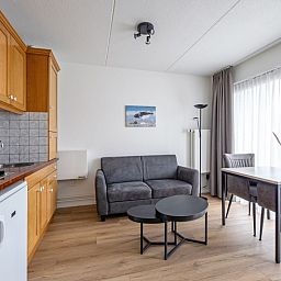 Kompakte Kueche und Sitzecke in Zwei-Personen-Wohnung klein - Erdgeschoss, De Koog, Texel, perfekt fuer einen komfortablen Aufenthalt.