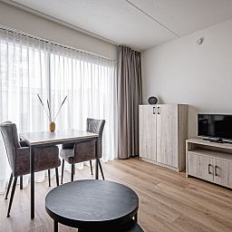 Stilvolle Essecke mit Aussicht in Zwei-Personen-Wohnung klein - Erdgeschoss, De Koog, Texel, bietet ein ruhiges Ambiente.