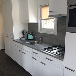 Fully equipped kitchen in Chalet Bregkoog 224, De Koog, Texel, ideal for self-catering vacations.