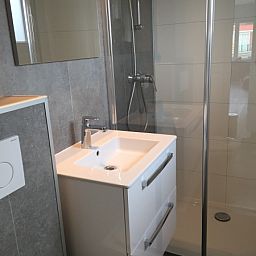 Modern bathroom with shower in Chalet Bregkoog 224, De Koog, Texel, for ultimate comfort.