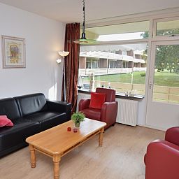 Gemuetliche Sitzecke im Appartement Kerckeland 110, De Koog Texel, mit viel Tageslicht.