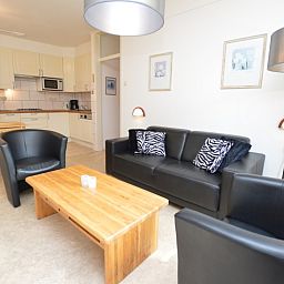 Offene Kueche im Apartment Kerckeland 28, De Koog, Texel mit Essecke und modernen Geraeten.