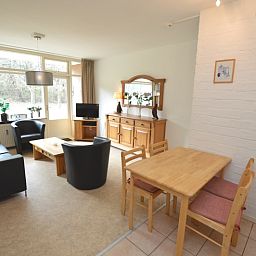 Wohn- und Esszimmer im Appartement Kerckeland 28, De Koog, Texel mit gemuetlicher Einrichtung und viel Licht.