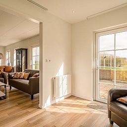 Heller Innenraum mit Zugang zur Terrasse in Cottage in De Koog, Texel Ferienhaus.