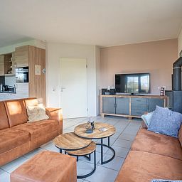 Modernes Wohnzimmer und Kueche im Ferienhaus in De Koog auf Texel.