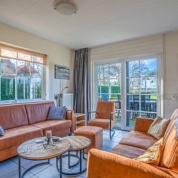 Gemuetlicher Sitzbereich im Ferienhaus in De Koog, Texel mit Zugang zur Terrasse.