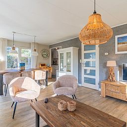 Dining room and living room in Holiday home Honeysuckle 57, De Koog, Texel offer a warm atmosphere on the Wadden Islands.