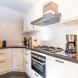 Modern kitchen in Holiday home Honeysuckle 57, De Koog, Texel with all conveniences for a comfortable stay on the Wadden Islands.