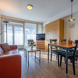 Bright and spacious living space in Motel Texel Apartment with bath (B), De Koog, Texel, ideal for relaxation.
