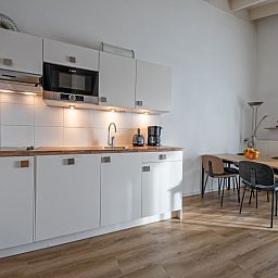 Voll ausgestattete Kueche im Motel Texel Apartment Y, De Koog, Texel, mit Essecke und modernen Geraeten.