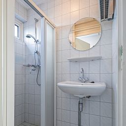 Kompaktes Badezimmer mit Dusche im Motel Texel Apartment Y, De Koog, Texel, ausgestattet mit modernen Annehmlichkeiten.