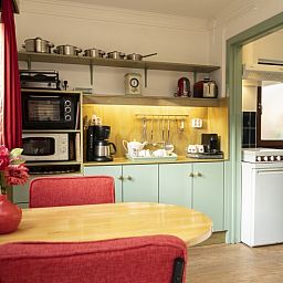 Fully equipped kitchen in vacation home Schanulleke, De Koog, Texel, with modern appliances and cozy atmosphere.