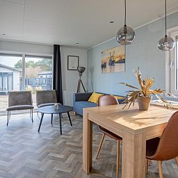 Cozy sitting area in Chalet Bregkoog 162, De Koog, Texel, perfect for relaxing after a day on the Wadden Islands.