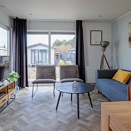 Bright and spacious living room in Chalet Bregkoog 162, De Koog, Texel overlooking the surrounding nature.