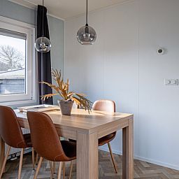 Modern kitchen in Chalet Bregkoog 162, De Koog, Texel with all the necessary amenities for a comfortable stay.